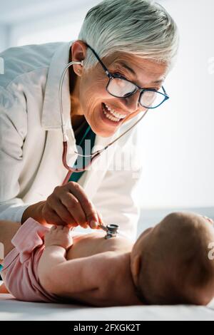 Pädiatrie Arzt untersucht kleines Baby. Gesundheitswesen, medizinische Untersuchung, Menschen Konzept Stockfoto