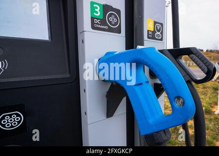 Typen von EV-Ladegeräten in der EV-Ladestation im Fokus. AC EV-Ladegerät. Schnelles Aufladen des EV in der Station. Alternative Energie. Ladestation für Elektroautos. H Stockfoto