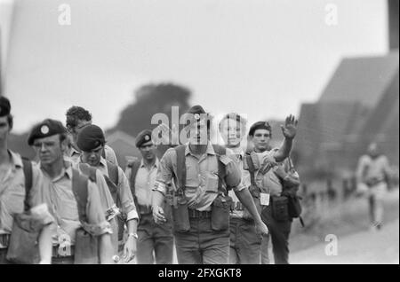 Nijmegen-Märsche (1. Tag); Teilnehmer am Regen (Militär), 16. Juli 1974, MILITÄR, REGEN, VIERDAAGSE, Niederlande, Presseagentur des 20. Jahrhunderts, Foto, Nachrichten zum erinnern, Dokumentarfilm, historische Fotografie 1945-1990, visuelle Geschichten, Menschliche Geschichte des zwanzigsten Jahrhunderts, Momente in der Zeit festzuhalten Stockfoto