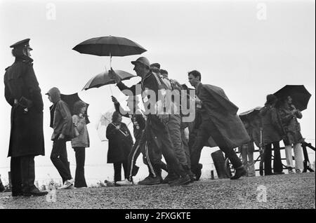 Nijmegen Marches (1. Tag); Teilnehmer im Regen, 16. Juli 1974, REGEN, VIERDAAGSE, Niederlande, 20. Jahrhundert Presseagentur Foto, Nachrichten zu erinnern, Dokumentarfilm, historische Fotografie 1945-1990, visuelle Geschichten, Menschliche Geschichte des zwanzigsten Jahrhunderts, Momente in der Zeit festzuhalten Stockfoto