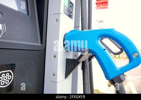 Typen von EV-Ladegeräten in der EV-Ladestation im Fokus. AC EV-Ladegerät. Schnelles Aufladen des EV in der Station. Alternative Energie. Ladestation für Elektroautos. H Stockfoto