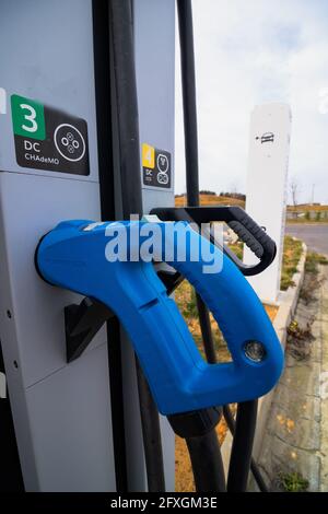 Typen von EV-Ladegeräten in der EV-Ladestation im Fokus. AC EV-Ladegerät. Schnelles Aufladen des EV in der Station. Alternative Energie. Ladestation für Elektroautos. H Stockfoto