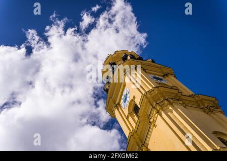 Glockenturm der Theatinerkirche München am Odeonsplatz Stockfoto