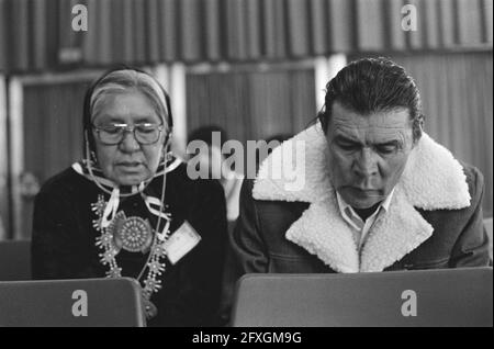 Viertes Russel Tribunal on Rights of the Indians in the Americas bei De Doelen in Rotterdam, indischer Mann und Frau hören während des Tribunals am 24. November 1980, 20. Jahrhundert Presseagentur Foto, Nachrichten zu erinnern, Dokumentarfilm, historische Fotografie 1945-1990, visuelle Geschichten, Menschliche Geschichte des zwanzigsten Jahrhunderts, Momente in der Zeit festzuhalten Stockfoto