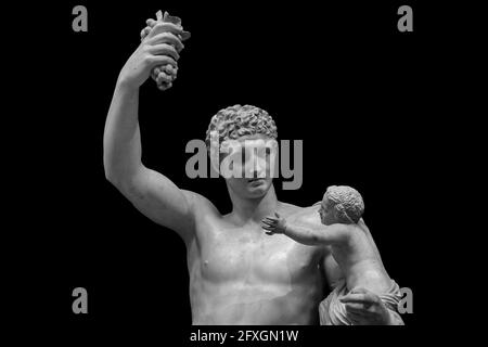 Statue des Dionysos oder Bacchus mit Trauben isoliert Auf Schwarz Stockfoto