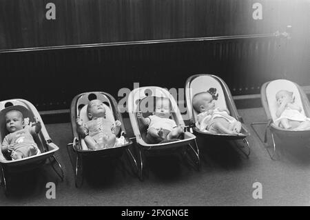 Königin Juliana besucht Westland, fünffach, 9. Juli 1976, Königinnen, Fünflinge, Niederlande, Foto der Presseagentur des 20. Jahrhunderts, zu erinnerende Nachrichten, Dokumentarfilm, historische Fotografie 1945-1990, visuelle Geschichten, Menschliche Geschichte des zwanzigsten Jahrhunderts, Momente in der Zeit festzuhalten Stockfoto