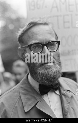 Vietnam-Demonstration in Amsterdam. Mr. Boetes, 19. August 1967, Niederlande, Foto der Presseagentur des 20. Jahrhunderts, zu erinnerende Nachrichten, Dokumentation, historische Fotografie 1945-1990, visuelle Geschichten, Menschliche Geschichte des zwanzigsten Jahrhunderts, Momente in der Zeit festzuhalten Stockfoto