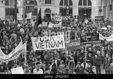 Vietnam-Demonstration in Amsterdam. Viele Banner werden in der Prozession getragen, 21. Oktober 1967, SPANDOEKS, Demonstrationen, Prozessionen, Niederlande, Presseagentur des 20. Jahrhunderts, Foto, Nachrichten zum erinnern, Dokumentarfilm, historische Fotografie 1945-1990, visuelle Geschichten, Menschliche Geschichte des zwanzigsten Jahrhunderts, Momente in der Zeit festzuhalten Stockfoto