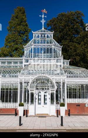 Das elegante viktorianische Glashaus und Wintergarten im Horniman Museum and Gardens in Forest Hill, London, England, Großbritannien. Stockfoto