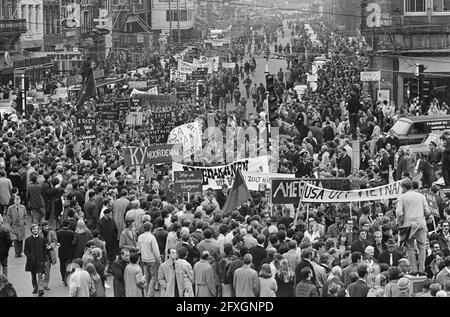 Vietnam-Demonstration in Amsterdam. Eine lange Prozession führt über Damrak, 21. Oktober 1967, Demonstrationen, Banner, Prozessionen, Niederlande, Foto der Presseagentur des 20. Jahrhunderts, Nachrichten zur Erinnerung, Dokumentarfilm, historische Fotografie 1945-1990, visuelle Geschichten, Menschliche Geschichte des zwanzigsten Jahrhunderts, Momente in der Zeit festzuhalten Stockfoto