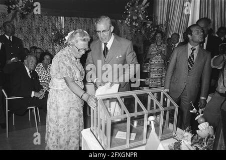 Königin Juliana besucht das Westland, Miniatur-Gewächshaus, 9. Juli 1976, Gewächshäuser, queens, Miniaturen, Niederlande, Foto der Presseagentur des 20. Jahrhunderts, zu erinnerende Nachrichten, Dokumentarfilm, historische Fotografie 1945-1990, visuelle Geschichten, Menschliche Geschichte des zwanzigsten Jahrhunderts, Momente in der Zeit festzuhalten Stockfoto