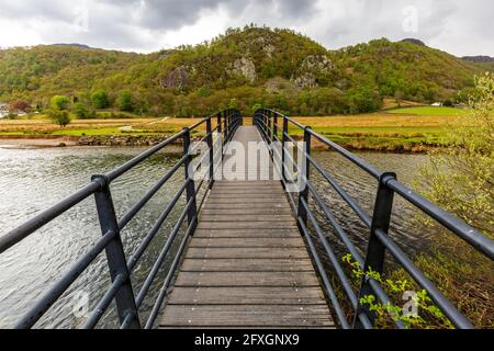 Die Chinesische Brücke über den Fluss Derwent am südlichen Ende des Derwent Water im Lake District, England Stockfoto