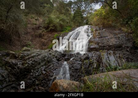 Ein Wasserfall in einem Berg in der Paarl-Region am Westkap, Südafrika.Wasser ist eine knappe Ressource in der Region. Stockfoto