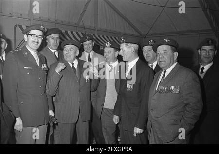 Fünfundzwanzig Jahre Korps der Kommandoeinheiten, Kapitän b.d. P. J. Mulders (rechts) mit einigen der Männer der ersten Stunde, 31. März 1967, KOMMANDOEINHEITEN, Jahrestage, Niederlande, Presseagentur des 20. Jahrhunderts, Foto, Nachrichten zum erinnern, Dokumentarfilm, historische Fotografie 1945-1990, visuelle Geschichten, Menschliche Geschichte des zwanzigsten Jahrhunderts, Momente in der Zeit festzuhalten Stockfoto