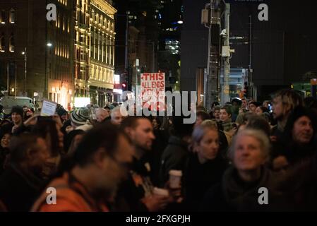 Melbourne, Australien. Mai 2021. Nach der Ankündigung einer 7-tägigen Sperrung durch die viktorianische Regierung versammeln sich Demonstranten vor der Flinders Street Station, um ihre Wut zum Ausdruck zu bringen und fordern, dass sie sich „nicht daran halten“. Anti-Lockdon-Protest. Melbourne, Australien Kredit: Jay Kogler/Alamy Live News Stockfoto