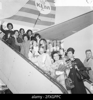 15 Krankenschwestern aus den Philippinen kamen am Flughafen Schiphol an, am 26. März 1965, VERPLEEGSTERS, Niederlande, 20. Jahrhundert Presseagentur Foto, Nachrichten zu erinnern, Dokumentarfilm, historische Fotografie 1945-1990, visuelle Geschichten, Menschliche Geschichte des zwanzigsten Jahrhunderts, Momente in der Zeit festzuhalten Stockfoto