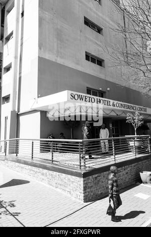 JOHANNESBURG, SÜDAFRIKA - 05. Jan 2021: Soweto, Südafrika - 08 2018. September: Außenansicht des Soweto Hotel and Conference Center im Herzen der Stadt Stockfoto