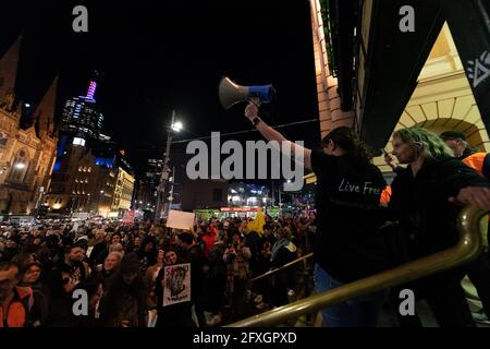 Melbourne, Australien 27. Mai 2021 hält EIN Protestler ein Megatelefon während einer Schnellkundgebung von Anti-Lockdown-Demonstranten vor der Flinders Street Station in Melbourne, wo Demonstranten ihre Meinung zur 7-tägigen Sperre äußern, die heute Abend um Mitternacht beginnen soll. Kredit: Michael Currie/Alamy Live Nachrichten Stockfoto