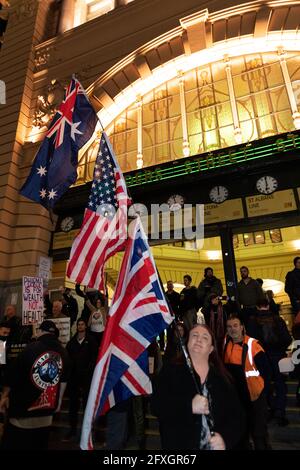 Melbourne, Australien 27. Mai 2021 trägt ein Protestler 3 Flaggen während einer Schnellkundgebung von Anti-Lockdown-Demonstranten vor der Flinders Street Station in Melbourne, wo Demonstranten ihre Meinung zur 7-tägigen Sperre äußern, die heute Abend um Mitternacht beginnen soll. Kredit: Michael Currie/Alamy Live Nachrichten Stockfoto