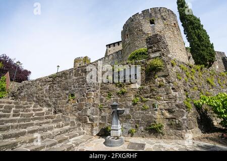 Gorizia, Italien. 21. Mai 2021. Der Panoramablick auf die Burg auf dem Hügel im Stadtzentrum Stockfoto