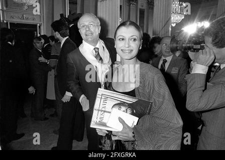 - Mailand, 7 dicembre 1982, inaugurazione della stagione lirica del teatro Alla Scala, Carla Fracci col marito, il regista Beppe Mereghetti Stockfoto