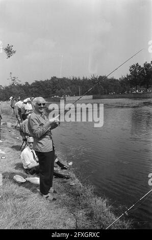 Fischereiwettbewerb Mitglieder des parlaments und Vertreter der Presse; Ex-Premierminister De Jong, 15. August 1974, Mitglieder des parlaments, Fischerei, Niederlande, Presseagentur des 20. Jahrhunderts, Foto, Nachrichten zum erinnern, Dokumentarfilm, historische Fotografie 1945-1990, visuelle Geschichten, Menschliche Geschichte des zwanzigsten Jahrhunderts, Momente in der Zeit festzuhalten Stockfoto