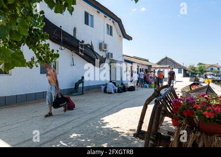 Gura Portitei Dorf, Boot mit Blumen gefüllt, Portita Halbinsel am Donaudelta, Osteuropa, Rumänien Stockfoto