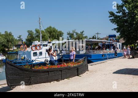 Gura Portitei Dorf, Boot mit Blumen gefüllt, Portita Halbinsel am Donaudelta, Osteuropa, Rumänien Stockfoto