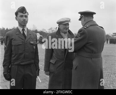 Pilotenlizenz an Marinus van Meel von Generalleutnant Anton Baretta, 6. März 1956, Pilotenlizenz, Niederlande, 20. Jahrhundert Presseagentur Foto, Nachrichten zu erinnern, Dokumentarfilm, historische Fotografie 1945-1990, visuelle Geschichten, Menschliche Geschichte des zwanzigsten Jahrhunderts, Momente in der Zeit festzuhalten Stockfoto