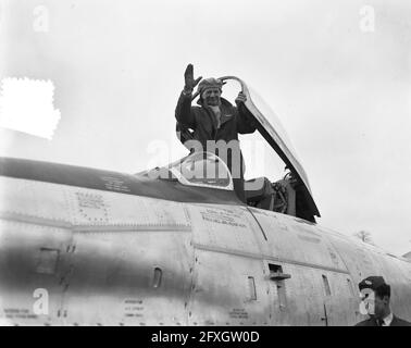 Pilotenlizenz an Marinus van Meel von Generalleutnant Baretta, 6. März 1956, Pilotenlizenz, Niederlande, 20. Jahrhundert Presseagentur Foto, Nachrichten zu erinnern, Dokumentarfilm, historische Fotografie 1945-1990, visuelle Geschichten, Menschliche Geschichte des zwanzigsten Jahrhunderts, Momente in der Zeit festzuhalten Stockfoto