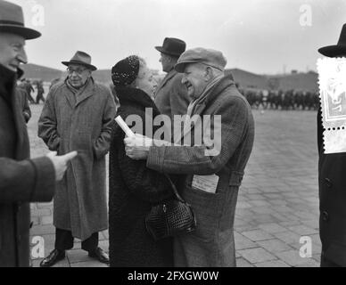 Pilotenlizenz an Marinus van Meel von Generalleutnant Baretta, 6. März 1956, Pilotenlizenz, Niederlande, 20. Jahrhundert Presseagentur Foto, Nachrichten zu erinnern, Dokumentarfilm, historische Fotografie 1945-1990, visuelle Geschichten, Menschliche Geschichte des zwanzigsten Jahrhunderts, Momente in der Zeit festzuhalten Stockfoto