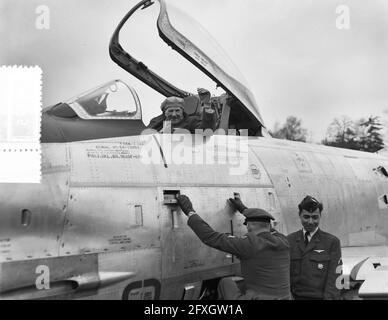 Pilotenlizenz an Marinus van Meel von Generalleutnant Baretta, 6. März 1956, Pilotenlizenz, Niederlande, 20. Jahrhundert Presseagentur Foto, Nachrichten zu erinnern, Dokumentarfilm, historische Fotografie 1945-1990, visuelle Geschichten, Menschliche Geschichte des zwanzigsten Jahrhunderts, Momente in der Zeit festzuhalten Stockfoto