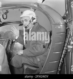 Fliegender Formateur mr. CALs mit dem Hubschrauber nach Paleis Soestdijk, mr. CALs mit Helm und Tasche, 9. April 1965, Formateure, Hubschrauber, Niederlande, Presseagentur des 20. Jahrhunderts, Foto, Nachrichten zum erinnern, Dokumentarfilm, historische Fotografie 1945-1990, visuelle Geschichten, Menschliche Geschichte des zwanzigsten Jahrhunderts, Momente in der Zeit festzuhalten Stockfoto