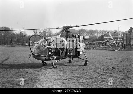 Fliegender Formator Mr. CALs mit Hubschrauber zum Soestdijk Palace, Mr. CALs im Hubschrauber, 9. April 1965, Formateure, Hubschrauber, Niederlande, Presseagentur des 20. Jahrhunderts, Foto, Nachrichten zum erinnern, Dokumentarfilm, historische Fotografie 1945-1990, visuelle Geschichten, Menschliche Geschichte des zwanzigsten Jahrhunderts, Momente in der Zeit festzuhalten Stockfoto