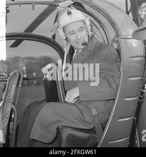 Fliegender Formateur mr. CALs mit dem Hubschrauber nach Paleis Soestdijk, mr. CALs mit Helm und Tasche, 9. April 1965, Formateure, Hubschrauber, Niederlande, Presseagentur des 20. Jahrhunderts, Foto, Nachrichten zum erinnern, Dokumentarfilm, historische Fotografie 1945-1990, visuelle Geschichten, Menschliche Geschichte des zwanzigsten Jahrhunderts, Momente in der Zeit festzuhalten Stockfoto