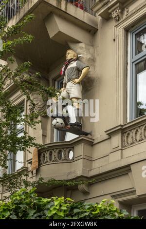 Skulptur eines Fußballspielers des FC St. Pauli mit einem Schal auf einem Balkon, Hamburg, Deutschland Stockfoto