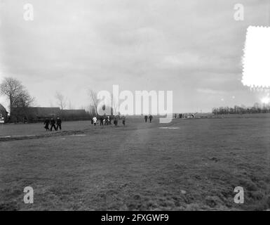 Flugunfall. Fairey Firefly-Kampfflugzeug des Naval Air Service stürzte in Wassenaar ab ( ein Todesfall ), 14. Februar 1957, Luftfahrt, Flugzeugunfälle, Niederlande, Presseagentur des 20. Jahrhunderts, Foto, Nachrichten zum erinnern, Dokumentarfilm, historische Fotografie 1945-1990, visuelle Geschichten, Menschliche Geschichte des zwanzigsten Jahrhunderts, Momente in der Zeit festzuhalten Stockfoto