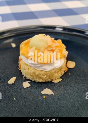 Griechisches traditionelles Dessert in blauer Platte trendige Küche moderner Hintergrund Hochwertige Ausdrucke Stockfoto