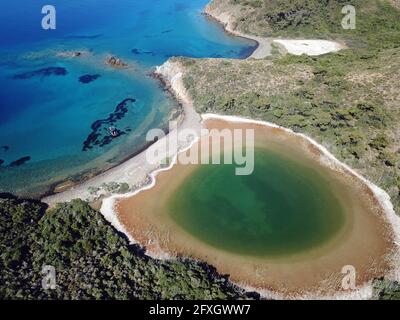 Luftaufnahme der Süßwasserlagune an der Küste im Gökova Bay Special Environment Protection Area. Stockfoto