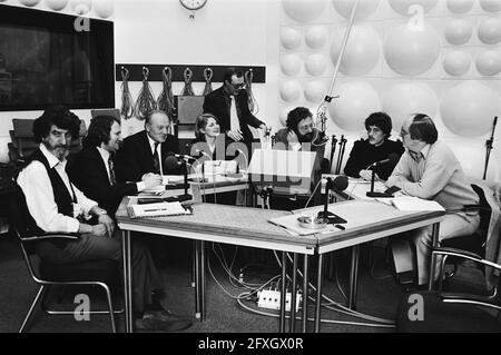 Flnr Samy Herman (Pastoralarbeiter JMW [Jüdische Sozialarbeit]), Rabbiner Soetendorp, drs. Henk Lelieveld (Arzt), A.J. v.d. Leeuw (RIOD, National Institute for war Documentation), Wim Jansen (Programmleiter), Renee Sanders (ehemaliger Schäfer) und die Reverend Alje Klamer (Radiopastorat), 24. April 1979, Holocaust, Radioprogramme, Niederlande, Presseagentur des 20. Jahrhunderts, Foto, Nachrichten zum erinnern, Dokumentarfilm, historische Fotografie 1945-1990, visuelle Geschichten, Menschliche Geschichte des zwanzigsten Jahrhunderts, Momente in der Zeit festzuhalten Stockfoto