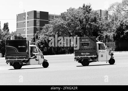 JOHANNESBURG, SÜDAFRIKA - Jan 06, 2021: Johannesburg, Südafrika - October 19, 2014: Small TukTuk Lebensmittelgeschäft Home Delivery Fahrzeuge fahren Th Stockfoto