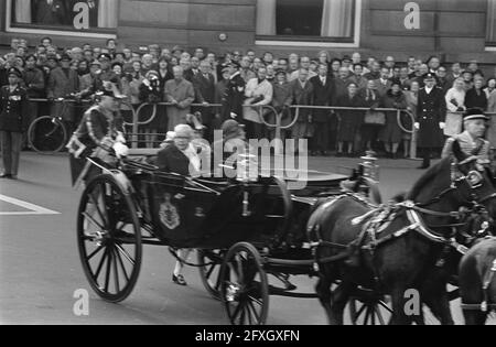 Königin Juliana und Präsident Heinemann in einem Kaleche, 24. November 1969, Königinnen, Lakaien, Präsidenten, Waggons, Staatsbesuche, Niederlande, Foto der Presseagentur des 20. Jahrhunderts, Nachrichten zu erinnern, Dokumentarfilm, historische Fotografie 1945-1990, visuelle Geschichten, Menschliche Geschichte des zwanzigsten Jahrhunderts, Momente in der Zeit festzuhalten Stockfoto