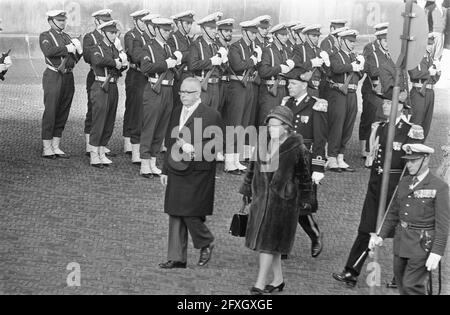 Königin Juliana und Präsident Heinemann inspizieren die Ehrenwache im Palast am Dam-Platz, 24. November 1969, Ehrenwache, Königinnen, präsidenten, Staatsbesuche, Niederlande, Foto der Presseagentur des 20. Jahrhunderts, zu erinnerende Nachrichten, Dokumentation, historische Fotografie 1945-1990, visuelle Geschichten, Menschliche Geschichte des zwanzigsten Jahrhunderts, Momente in der Zeit festzuhalten Stockfoto