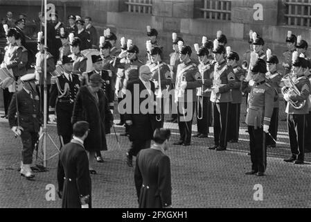 Königin Juliana und Präsident Heinemann inspizieren die Ehrenwache im Palast am Dam-Platz, 24. November 1969, Ehrenwachen, Königinnen, präsidenten, Staatsbesuche, Niederlande, Foto der Presseagentur des 20. Jahrhunderts, zu erinnerende Nachrichten, Dokumentation, historische Fotografie 1945-1990, visuelle Geschichten, Menschliche Geschichte des zwanzigsten Jahrhunderts, Momente in der Zeit festzuhalten Stockfoto