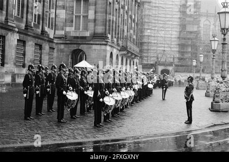 Königin Juliana und Präsident Heinemann inspizieren die Wache vor dem Palast am Staudamm Amsterdam, 27. November 1969, Königinnen, Präsidenten, Niederlande, Presseagentur des 20. Jahrhunderts, Foto, Nachrichten zum erinnern, Dokumentarfilm, historische Fotografie 1945-1990, visuelle Geschichten, Menschliche Geschichte des zwanzigsten Jahrhunderts, Momente in der Zeit festzuhalten Stockfoto