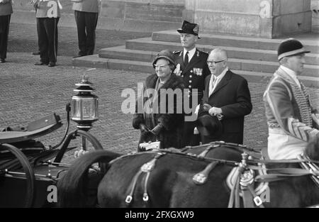 Königin Juliana und Präsident Heinemann nach der Ankunft im Palast am Dam-Platz am 24. November 1969, Königinnen, Präsidenten, Staatsbesuche, Niederlande, Foto der Presseagentur des 20. Jahrhunderts, zu erinnerende Nachrichten, Dokumentarfilm, historische Fotografie 1945-1990, visuelle Geschichten, Menschliche Geschichte des zwanzigsten Jahrhunderts, Momente in der Zeit festzuhalten Stockfoto