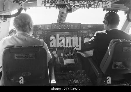 Flug mit Boeing 747 von Schiphol nach Rom, 27. Februar 1971, Cockpit, Flugzeug, Niederlande, Presseagentur des 20. Jahrhunderts, Foto, Nachrichten zum erinnern, Dokumentarfilm, historische Fotografie 1945-1990, visuelle Geschichten, Menschliche Geschichte des zwanzigsten Jahrhunderts, Momente in der Zeit festzuhalten Stockfoto