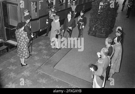 Königin Juliana und Präsident Heinemann auf der Plattform des Amsterdamer Hauptbahnhofs, 24. November 1969, Königinnen, Präsidenten, Staatsbesuche, Niederlande, Presseagentur des 20. Jahrhunderts, Foto, Nachrichten zum erinnern, Dokumentarfilm, historische Fotografie 1945-1990, visuelle Geschichten, Menschliche Geschichte des zwanzigsten Jahrhunderts, Momente in der Zeit festzuhalten Stockfoto