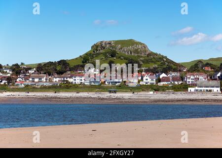 Deganwy ist eine kleine Stadt in Nordwales. Es liegt auf der Creuddyn Peninsula neben der Mündung des Conwy. Auf dem Hügel dahinter befinden sich die Überreste des Schlosses Deganwy. Stockfoto