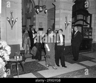 Königin Juliana und Prinz Bernhard bei einem Abendessen im Amstel Hotel anlässlich des 150-jährigen Bestehens der Niederländischen Bank, Ihrer Majestät und Prinz Bernhard, 1. April 1964, Abendessen, Königinnen, Niederlande, 20. Jahrhundert Presseagentur Foto, Nachrichten zu erinnern, Dokumentarfilm, historische Fotografie 1945-1990, visuelle Geschichten, Menschliche Geschichte des zwanzigsten Jahrhunderts, Momente in der Zeit festzuhalten Stockfoto